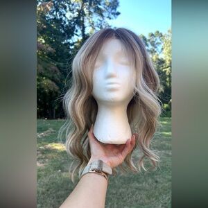 Belle Tress Maxwella 18inch synthetic wig 
Butterbeer Blonde